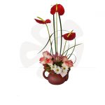 Arreglo floral en una base de cerámica decorativa