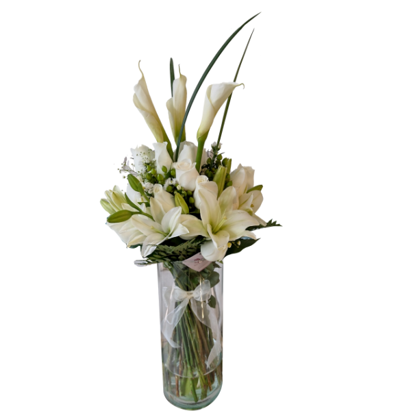 Lindos arreglos florales con flores blancas en florero de cristal