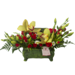 Pequeño arreglo con orquideas y mini rosas