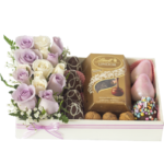 Regalos pequeños con chocolates y rosas