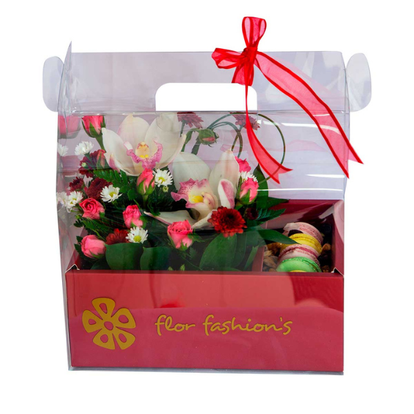 Caja de regalo con flores, dulces y frutos secos